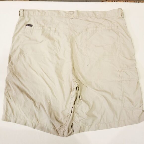 Columbia Khaki Omni Shade Sun Protection Size 42 - Picture 3 of 5